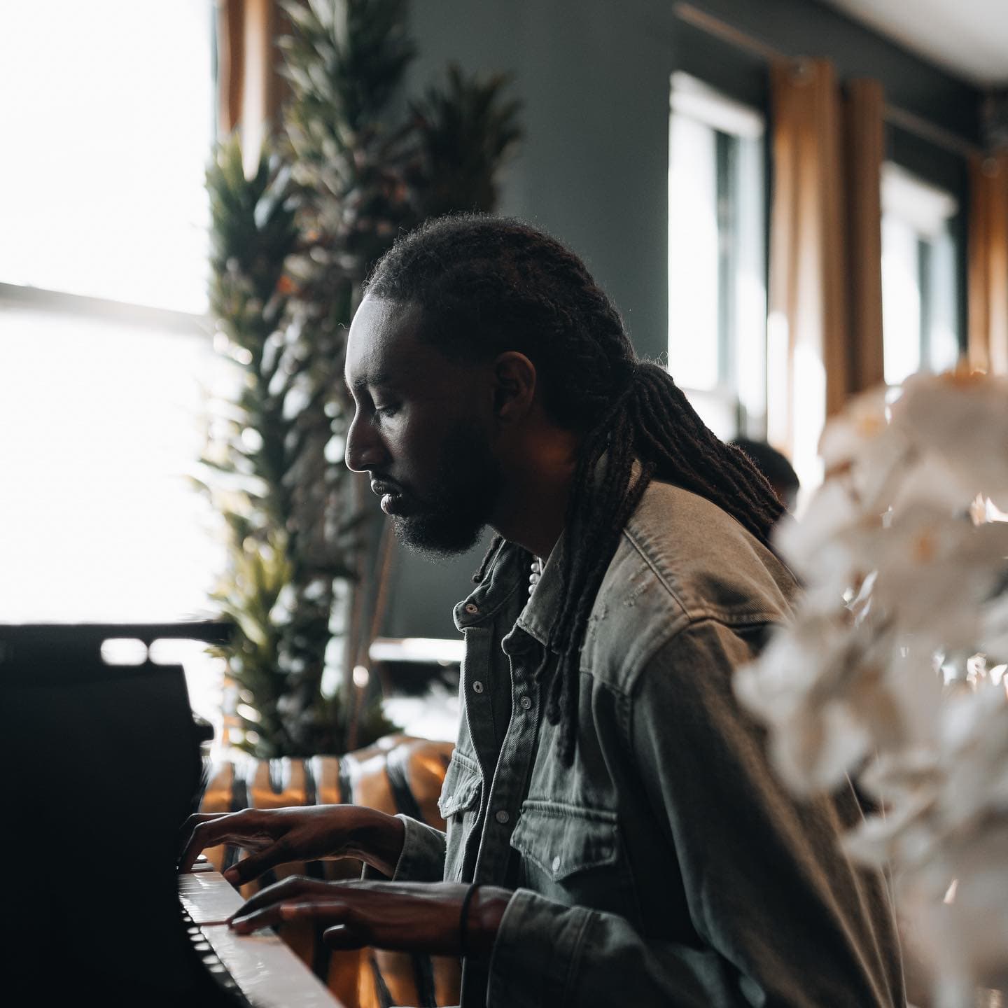 Heno. playing the piano. Photo by @bubba.gs